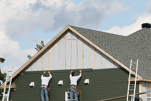 Professional Siding Replacement technician working in Garden City, SC